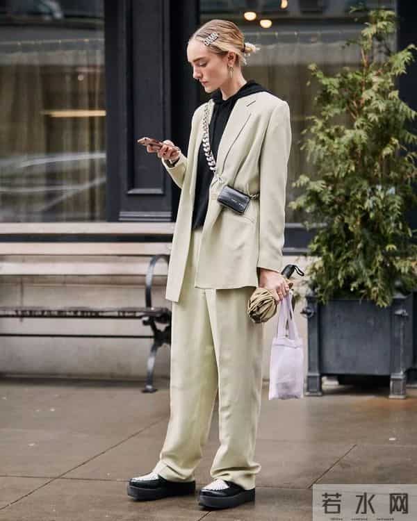 让她们美出天际的包包，居然赢在一根“条”上？