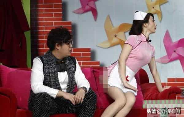 柳岩和男友在睡懒觉,突然门被打开,男友妈妈要教柳岩做辣椒炒肉