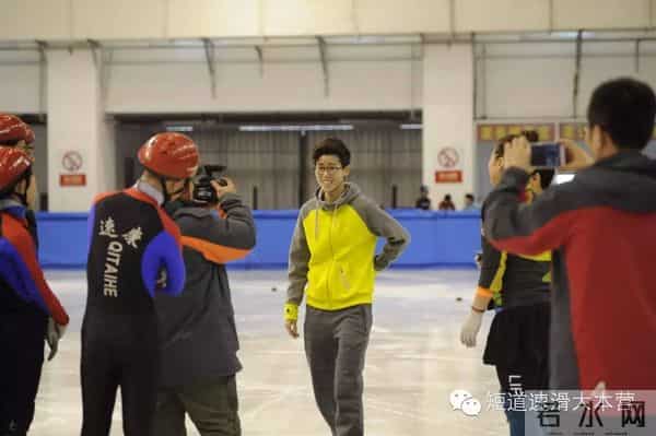 动态关注世界自闭日 范范呼吁送上关爱和鼓励