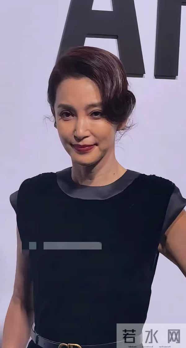 51岁李冰冰出席活动！走路姿势像老太太 颈纹多皮肤黑，岁月不饶人