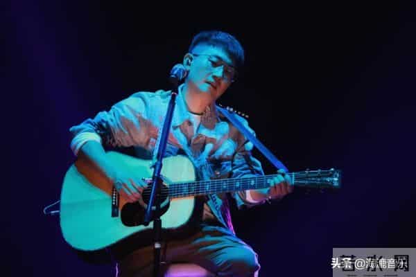 杨坤称他为偶像,幕后打拼8年凭一首歌走红,经历比李荣浩还惨