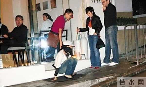 明星出丑尴尬一幕 你还敢这么穿么?