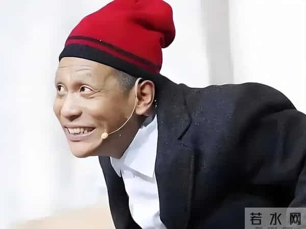 他上春晚忘台词, 临时瞎编一句话红遍全国, 如今成最接地气艺人!