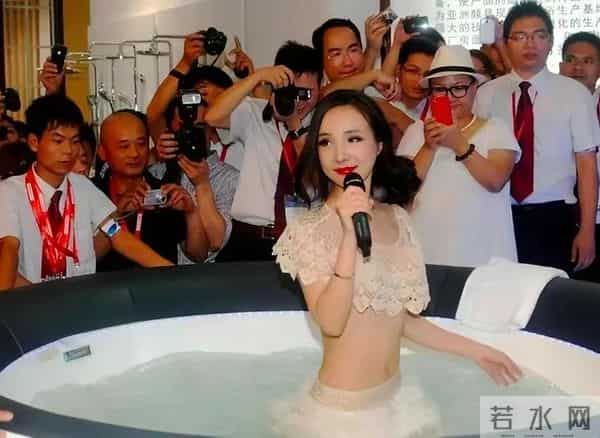 干露露罕见露面!为1岁女儿办生日宴颜值抢镜,外公表情反差大