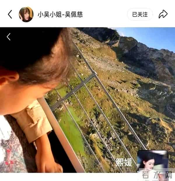 小S坐在老公许雅钧的腿上,全家给二女儿过生日,漂亮婆婆出镜了