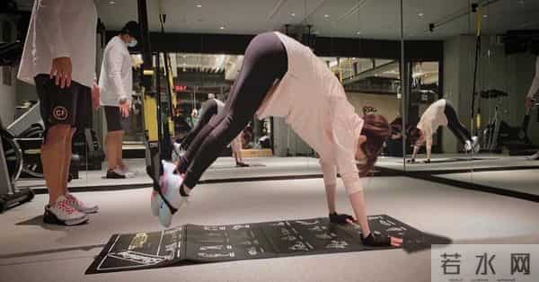 王心凌晒健身照，自曝吃完饭就去健身房，难怪37岁状态依然如少女