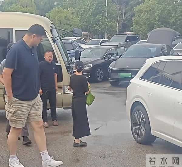 姚明一家游苏州太湖,15岁女儿打扮太老气,岳母出镜瘦又高超170