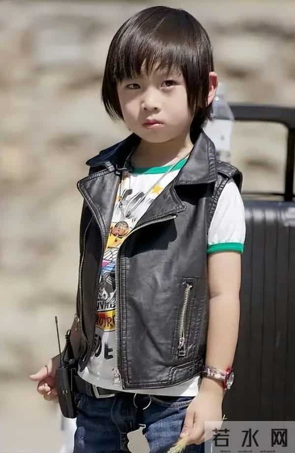 Kimi口罩杀神撞脸千玺!当年喝奶的萌娃,如今帅到不敢认