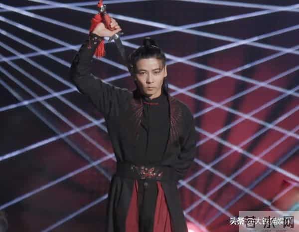 《披荆哥哥》首播，嫂子们组团秀恩爱，太太团12位成员颜值差异大