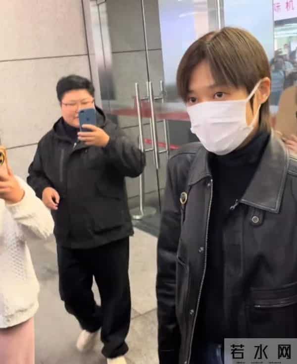 机场偶遇李宇春，穿土黄色棉袄平底鞋，被路人冲撞后眼神凌厉