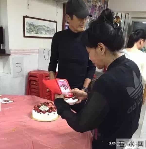 成龙60大寿257位明星到场, 而周润发60大寿, 竟是这番景象