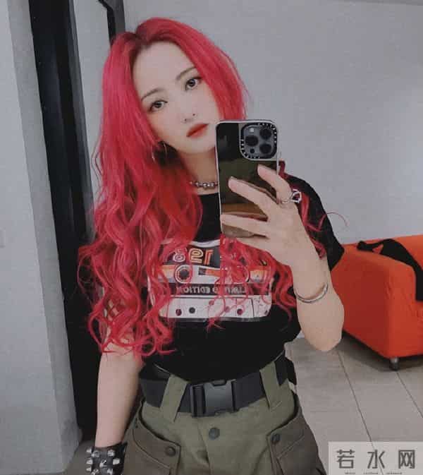 39岁女歌手听力只剩两成,左耳时常出血,此前还患恐慌症长达14年