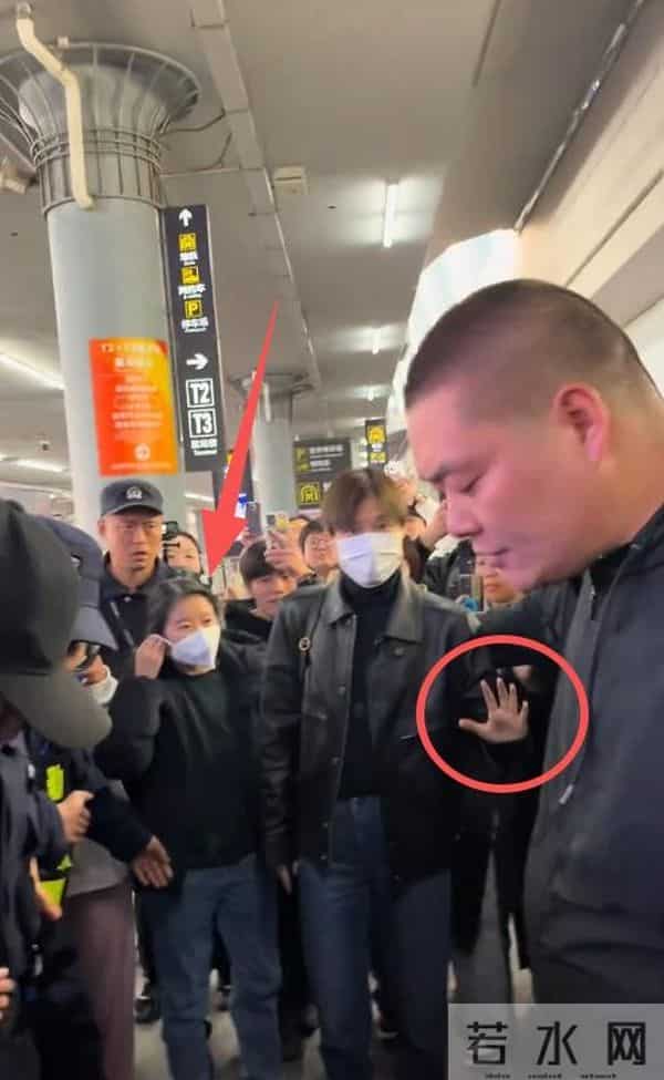 机场偶遇李宇春，穿土黄色棉袄平底鞋，被路人冲撞后眼神凌厉