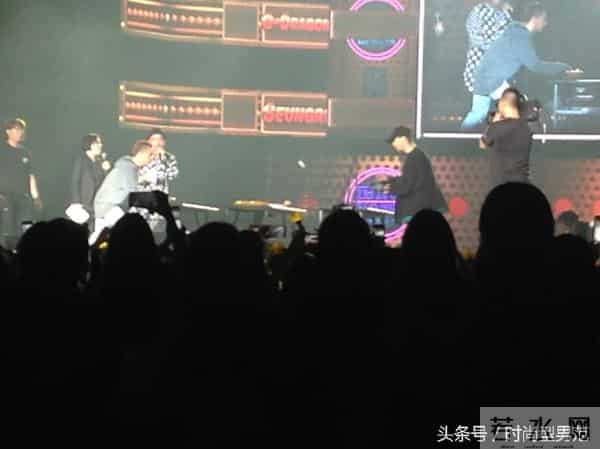 超惊险!BIGBANG大声开唱玩掉麦克风 胜利偷婊T.O.P