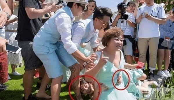 16年后,柳岩被娱乐圈“扒光”的衣服,终于被大鹏一点点穿了回去