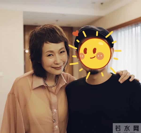 香港一慈善晚宴众星云集！何超琼与同性密友同台，叶童夫妇罕合体