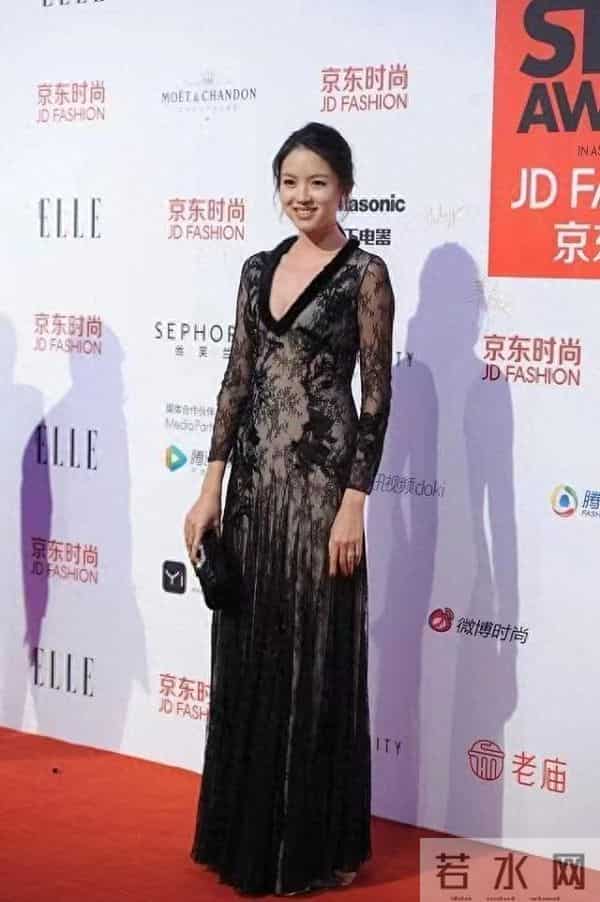 张梓琳不愧是世界小姐，穿黑色蕾丝裙优雅大方，模特身材令人羡慕