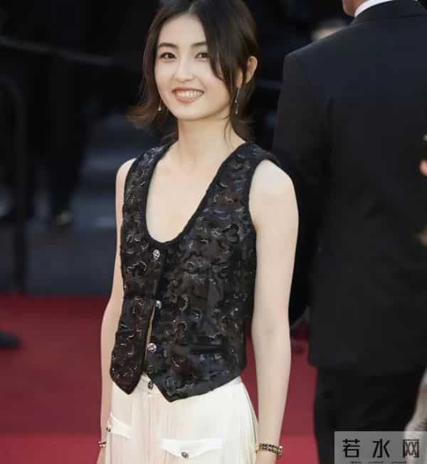 有一种“尴尬”叫张子枫玩性感，身材平平无奇，却偏要露点什么