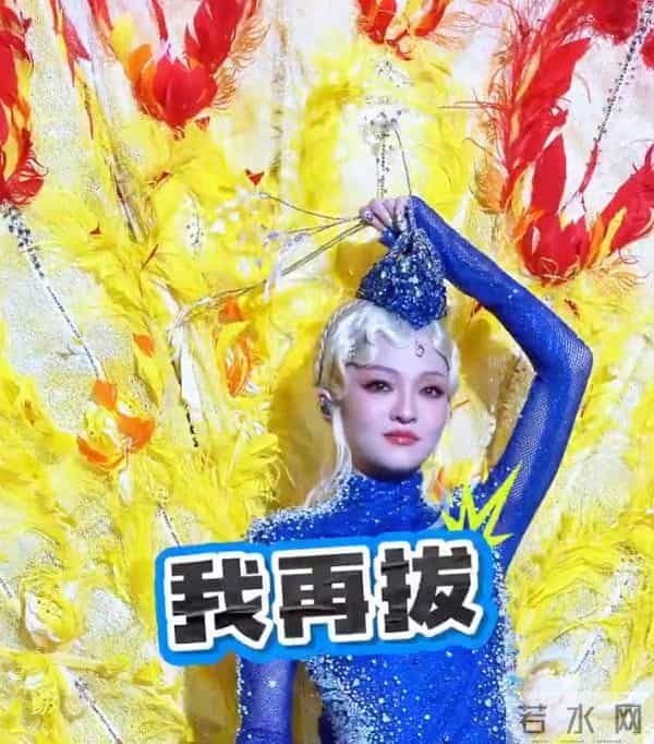 张韶涵演唱会“孔雀开屏”被搞砸!头饰被卡表情无奈,伴舞闯大祸