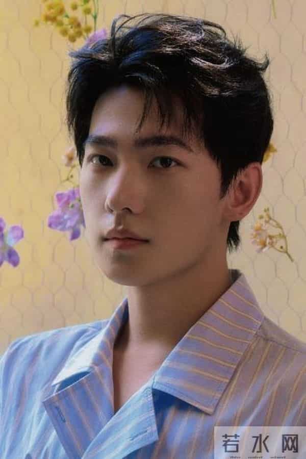 矮个男星虚报身高，穿高跟鞋、踩箱子，跟女明星同框就原形毕露