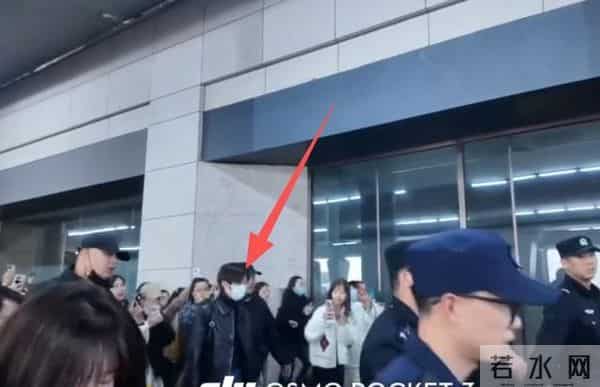 机场偶遇李宇春，穿土黄色棉袄平底鞋，被路人冲撞后眼神凌厉