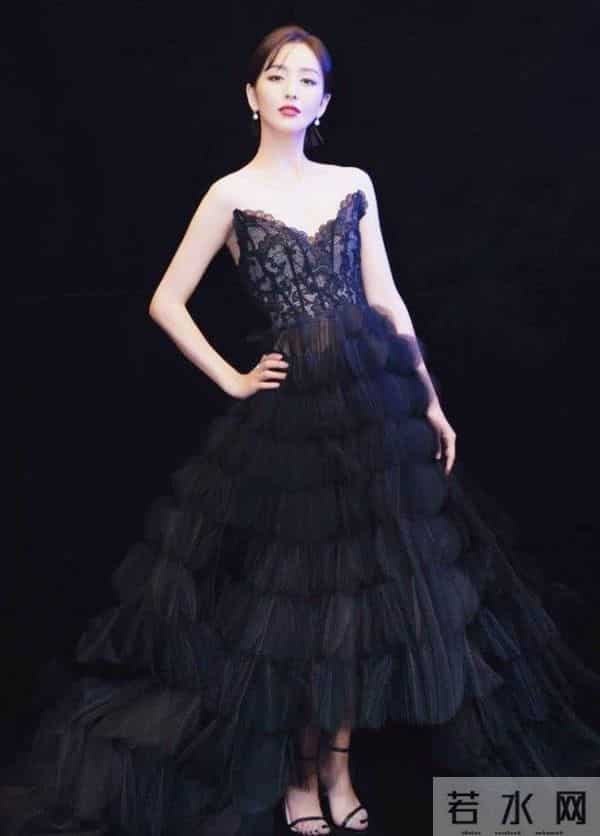 被34岁的佟丽娅美哭了，身穿一条雾霾蓝纱裙，嫩回18岁！