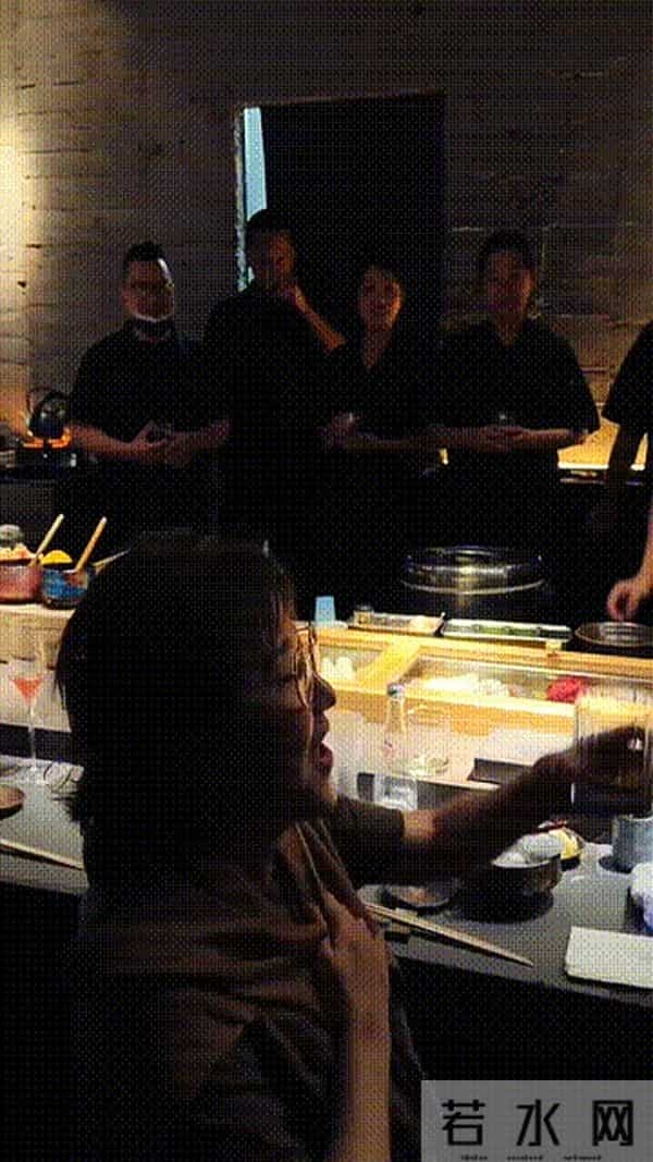 林心如和许玮甯给蓝心湄过生日，她们吃日料庆祝，林心如素颜很美