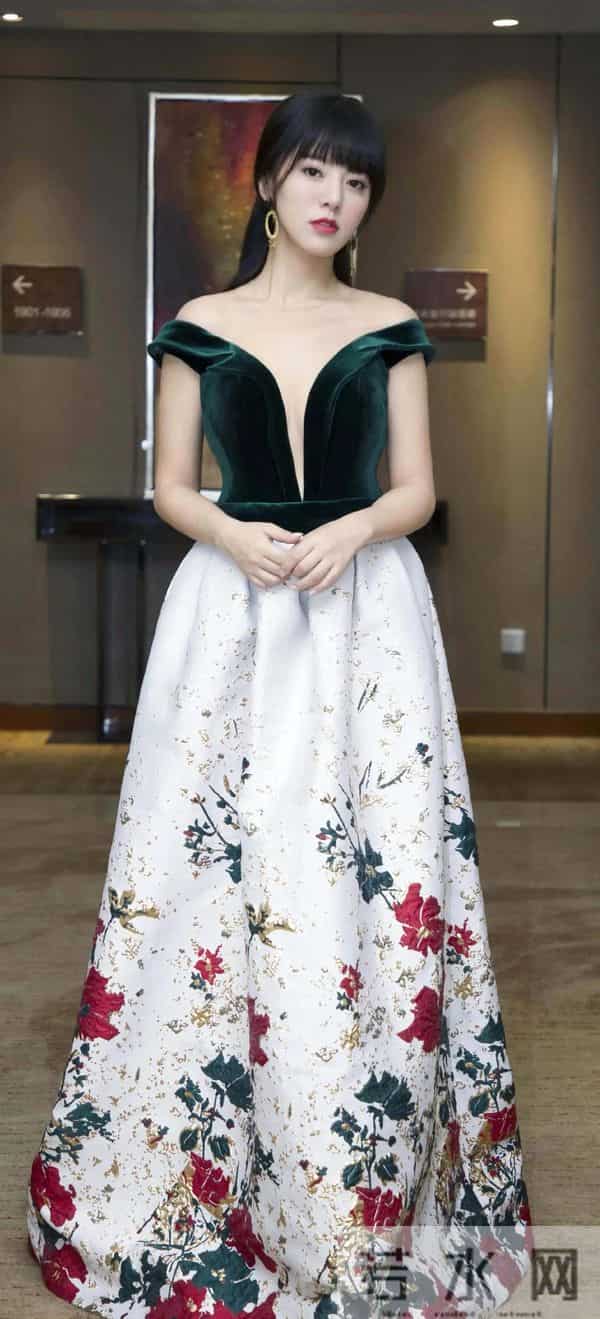 “隐形富婆”阿兰：戴上亿九眼天珠，21岁打败王菲，坐拥亿万身价