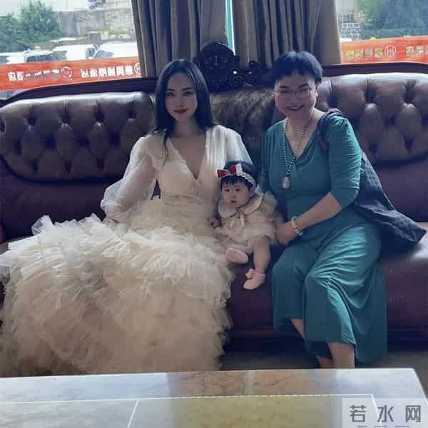 干露露罕见露面!为1岁女儿办生日宴颜值抢镜,外公表情反差大