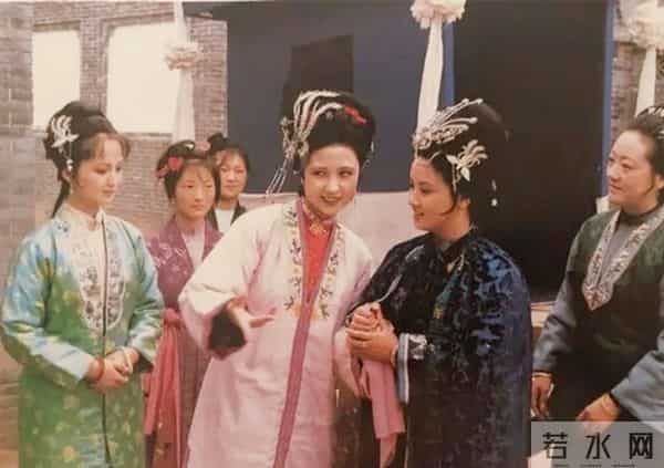 他因为长得丑，饰演了87版《红楼梦》的贾环，今成斯文儒雅萌大叔