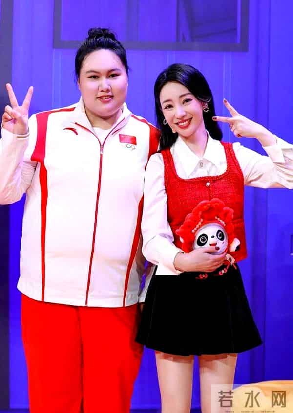 44岁“柳岩”穿全包瑜伽服，一身黑挡不住好身材，一般人真学不来