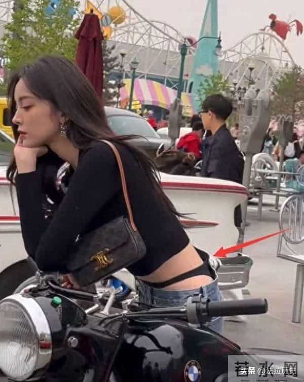 “露奶装”，“开裆裤”，大街上的牛鬼蛇神，演绎现实的罗刹海市