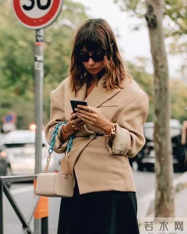 让她们美出天际的包包，居然赢在一根“条”上？