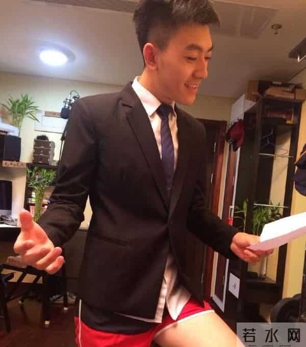 难怪电视里只有上半身,镜头下移后,是不能看的尴尬全景