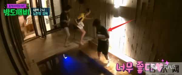 一定很痛苦吧?生日前一天,她和母亲一起自杀身亡