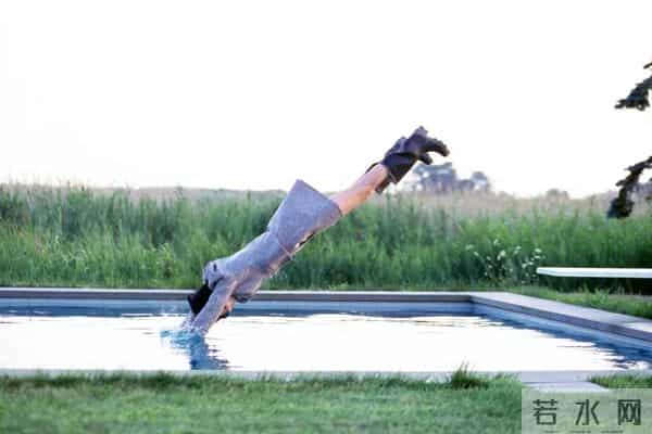 英国“贵族”超模突然离世!雌雄同体的美惊艳世人,曾是老佛爷挚爱…