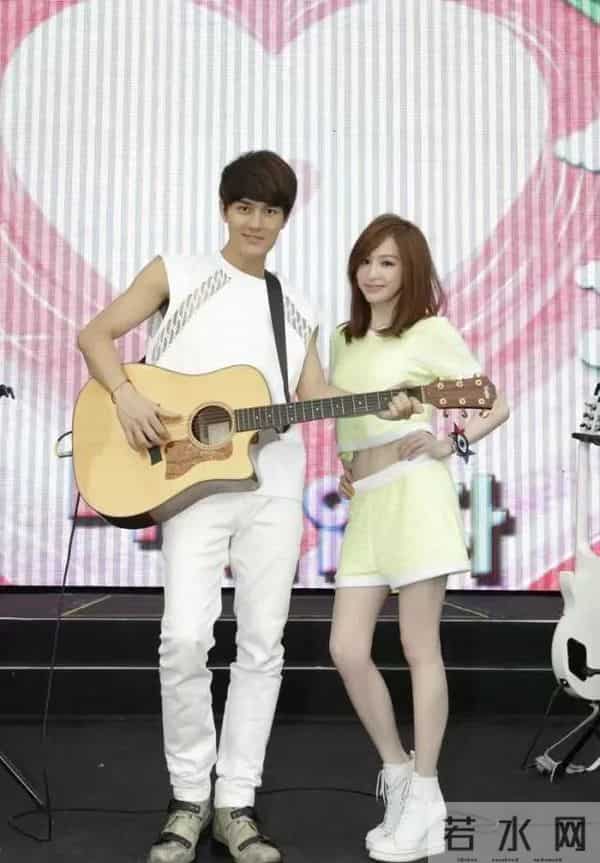 恋情再添实锤,吴克群王心凌外出用餐被偶遇,还扒出多个情侣同款_0