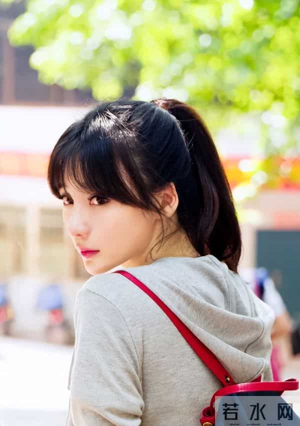 16年后,柳岩被娱乐圈“扒光”的衣服,终于被大鹏一点点穿了回去