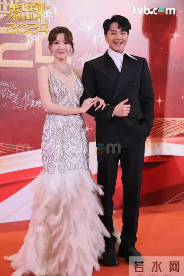 TVB颁奖礼：杨怡紧身礼服抢镜，陈自瑶好美，视后龚嘉欣造型翻车