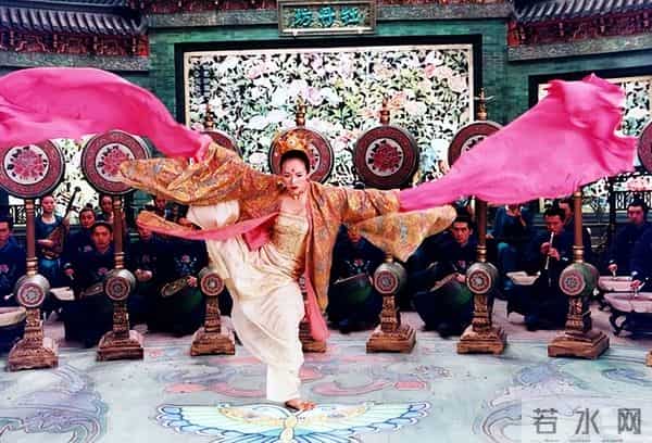 穿肚兜领奖，给成龙“接提子”，章子怡的上位史远比你想得更精彩