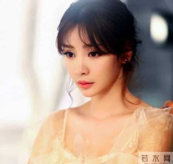 高清多图：柳岩在陕西卫视工作的旧照，青涩懵懂被评价是“丑女”