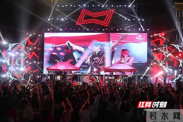 红网多屏联动直播百威世界杯嘉年华 江映蓉压轴唱跳“燃炸”