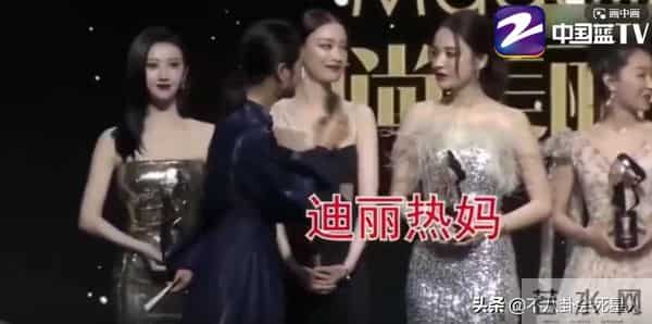 离奇走光、认错人、腋下出汗，这些女星尴尬瞬间，看得人哭笑不得