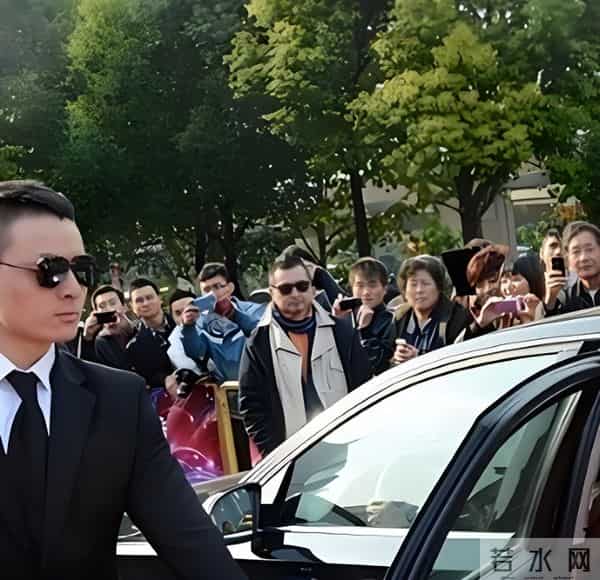 44岁小沈阳现身故宫,没人认识还找三个保镖清道 网友嘲讽:谱真大