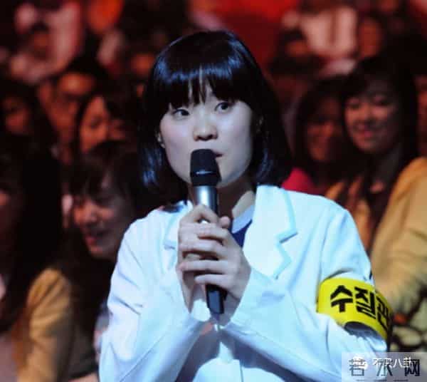 一定很痛苦吧?生日前一天,她和母亲一起自杀身亡