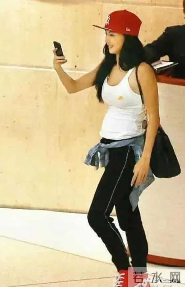 2010年，张柏芝挺着大孕肚，四肢纤细胖到180斤，依旧美的不像话