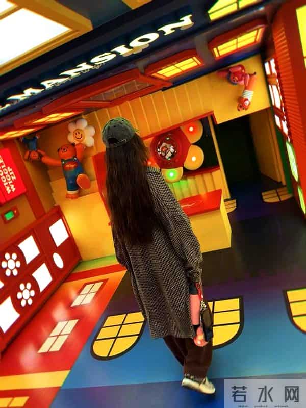 郭碧婷在家自拍曝光内景！面积小装修简单显拥挤，41岁长不少白发