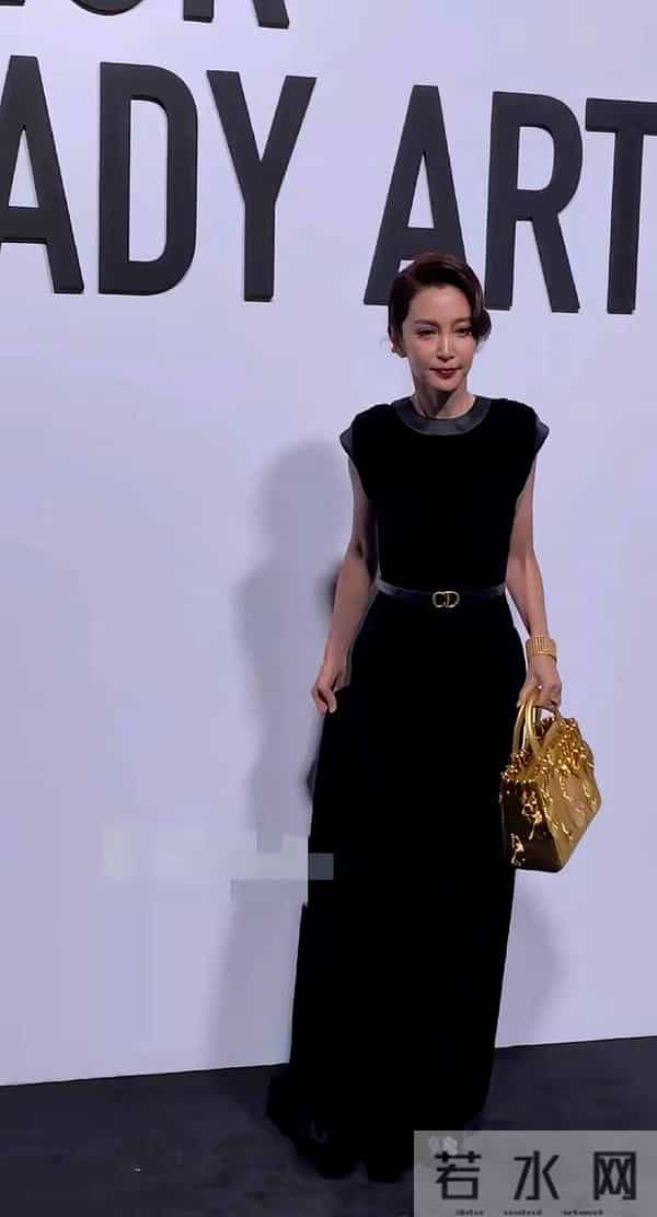 51岁李冰冰出席活动！走路姿势像老太太 颈纹多皮肤黑，岁月不饶人
