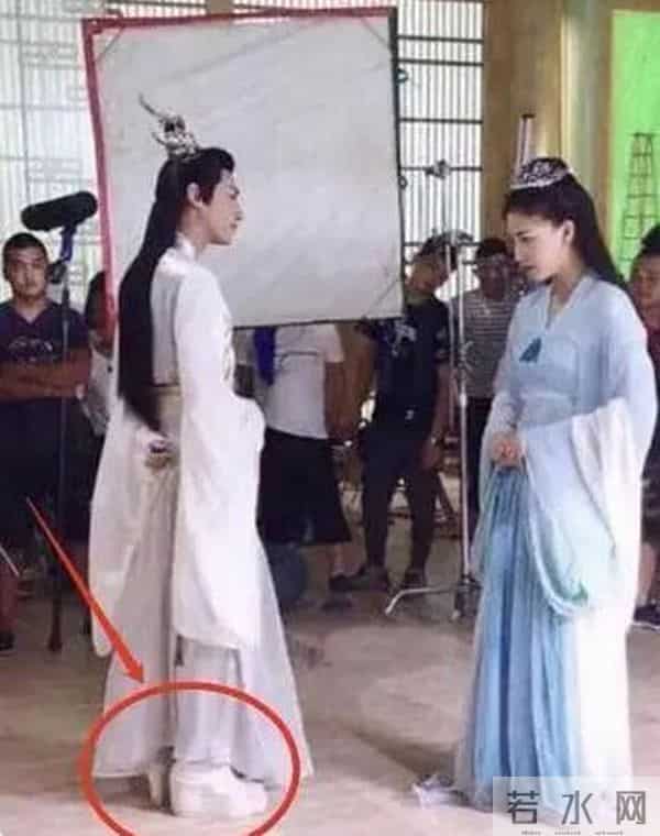 矮个男星虚报身高，穿高跟鞋、踩箱子，跟女明星同框就原形毕露