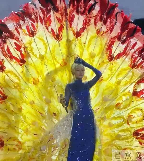 张韶涵演唱会“孔雀开屏”被搞砸!头饰被卡表情无奈,伴舞闯大祸